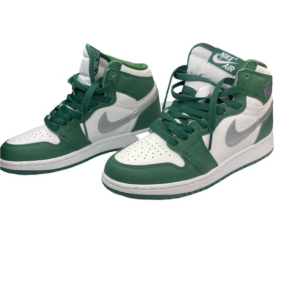 The Air Jordan 1 High OG GS "Gorge Green" - Picture 4 of 10